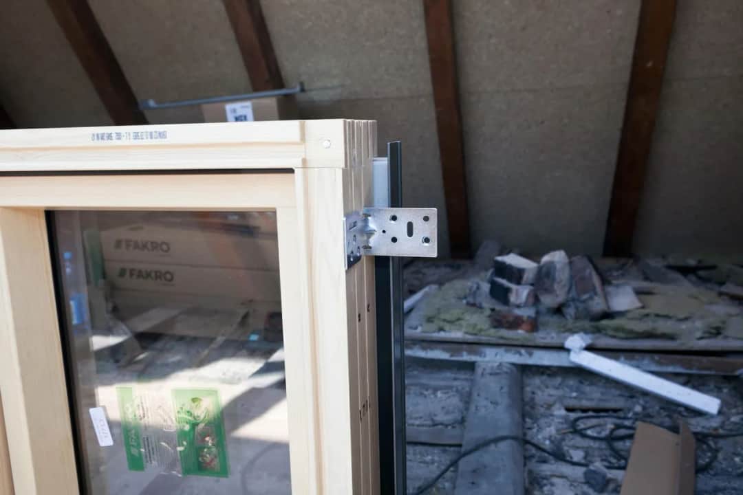 Jak zamontować okno w drewnianym domu - uniknij typowych błędów