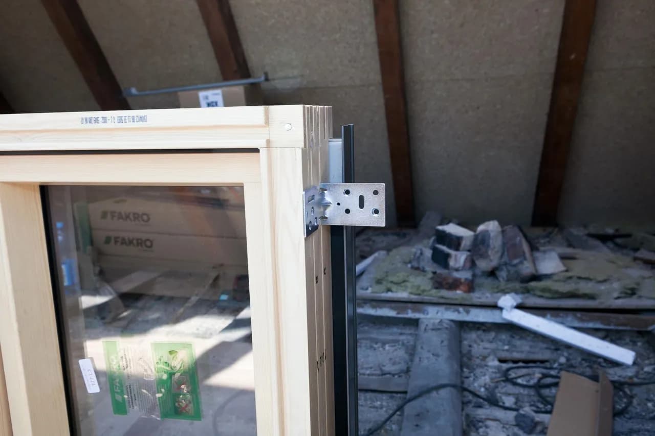 Jak zamontować okno w drewnianym domu - uniknij typowych błędów