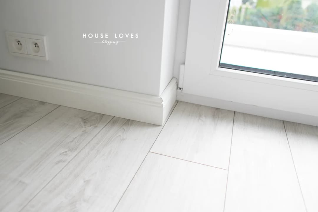 Jak prawidłowo montować listwy przypodłogowe przy drzwiach balkonowych