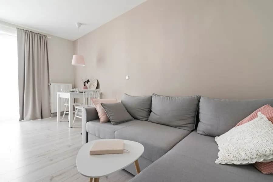 Jakie zasłony do szarego salonu - poznaj najlepsze kombinacje kolorów