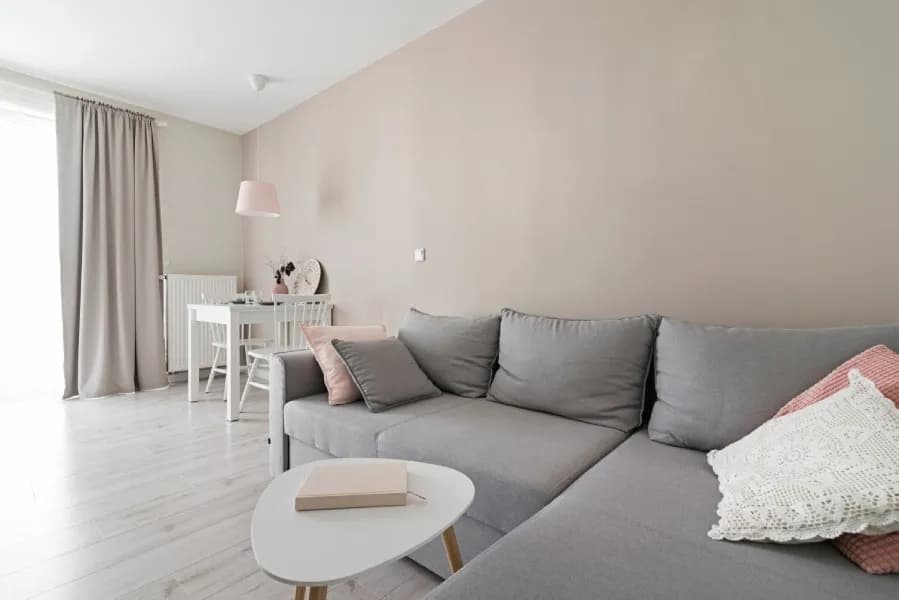 Jakie zasłony do szarego salonu - poznaj najlepsze kombinacje kolorów