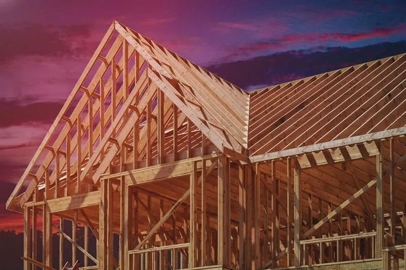 Ile kosztuje ubezpieczenie domu drewnianego? Sprawdź, co wpływa na cenę