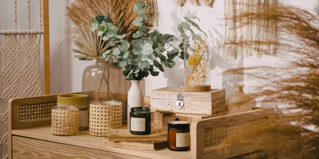 Co postawić na komodzie w salonie: pomysły i praktyczne inspiracje