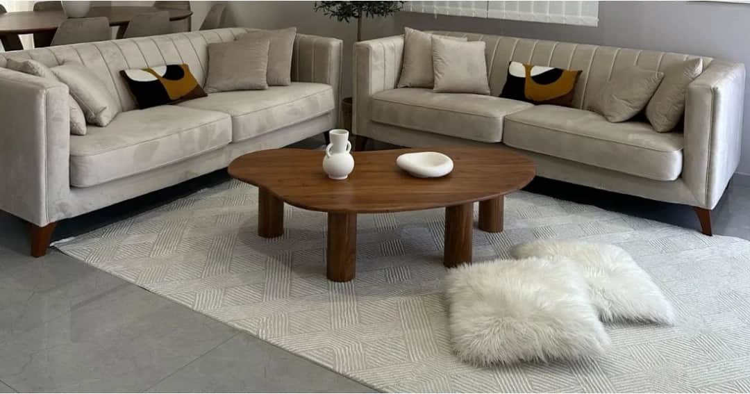 Dywan pod stołem czy nie? Poznaj zalety i wady wyboru dywanu