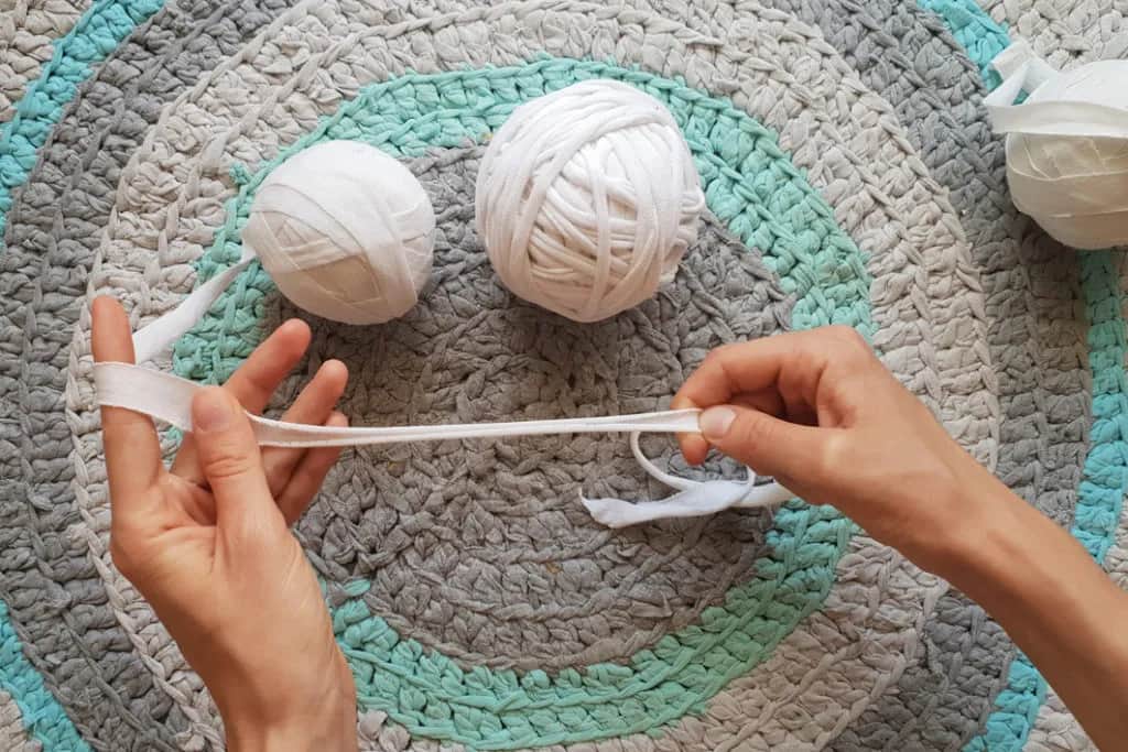 Jak zrobić dywan ze starych ubrań - praktyczne instrukcje krok po kroku