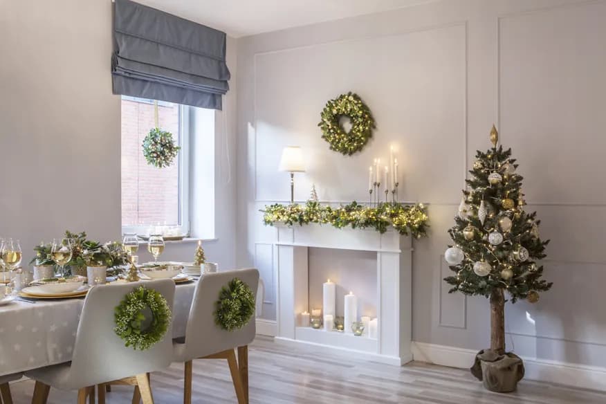 Jak udekorować salon na Boże Narodzenie: 8 sprawdzonych pomysłów na wystrój