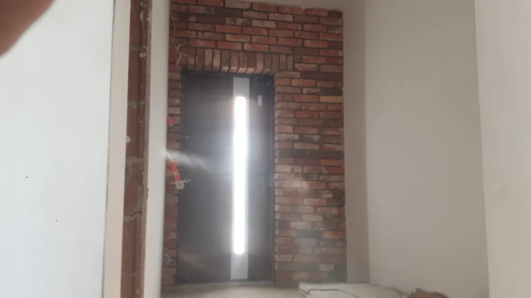 Cegła nad drzwiami: funkcje, montaż i kluczowe aspekty nadproża