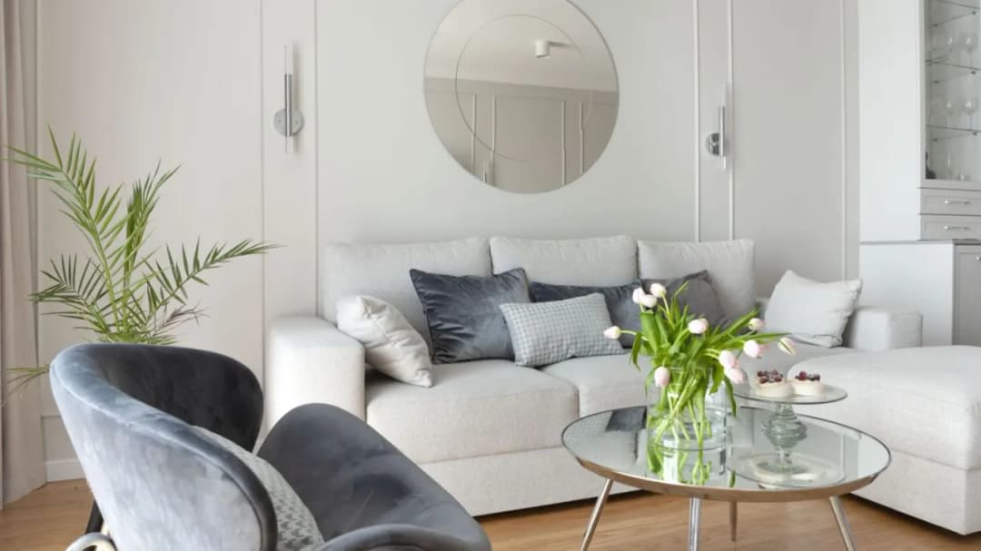 Najmodniejsze dodatki do białych ścian w salonie - pomysły na aranżacje