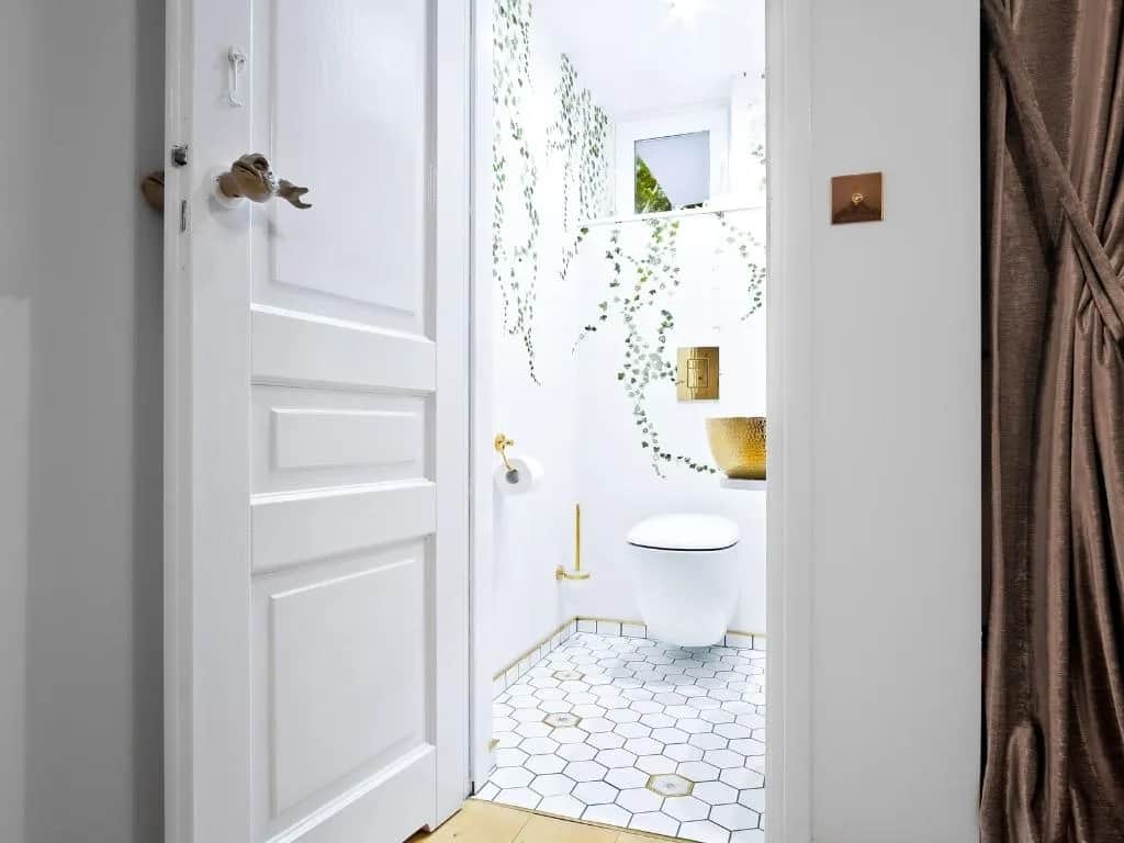 Jak urządzić małą łazienkę pod schodami: 10 sprawdzonych rozwiązań